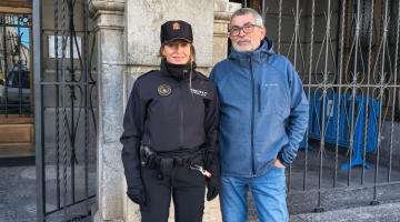 El Alcalde recibe a la nueva agente de Policía