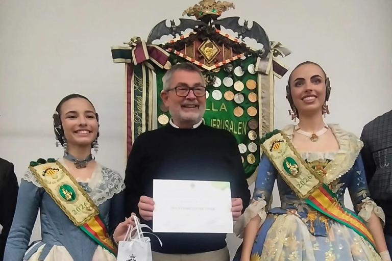 El alcalde en la entrega del diploma