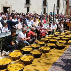 Reparto de la Sopa del Santo en la fuente de San Francisco de Paula