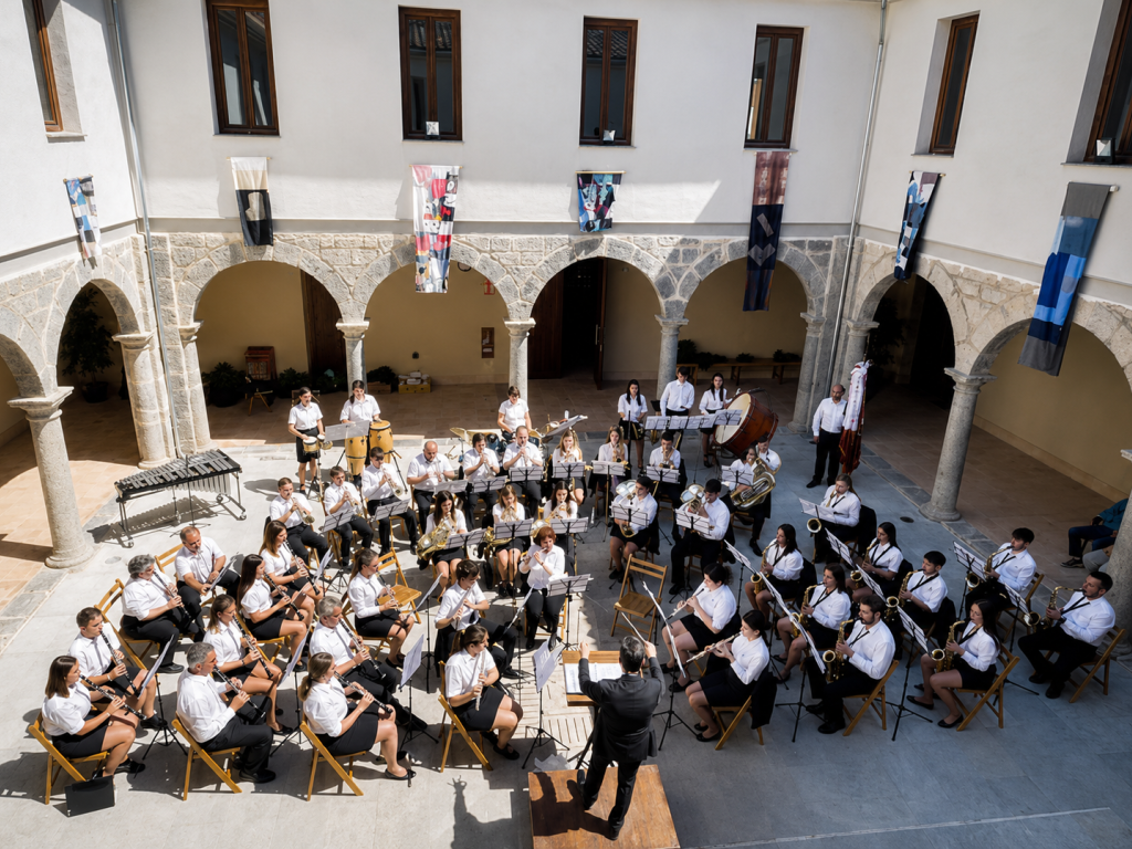 Banda de música tocando en el claustro del convento