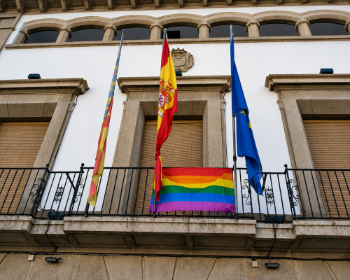 Bandera LGTBI+ en el balcón del ayuntamiento