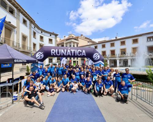 Organizadores del Trail bajo la linea de salida